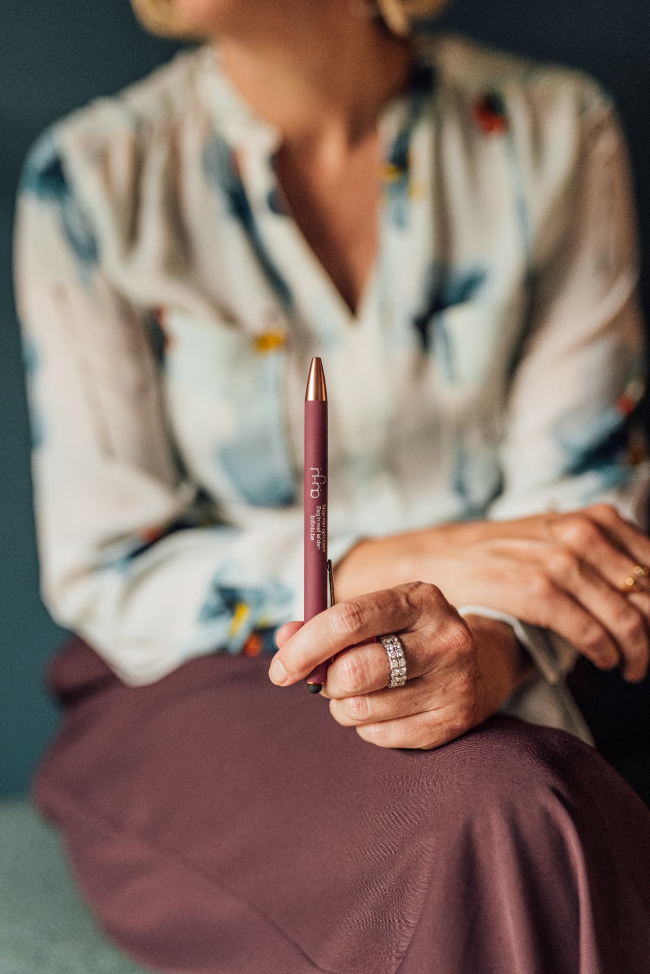 Ann Verlinden met een Infinio-pen in haar hand
