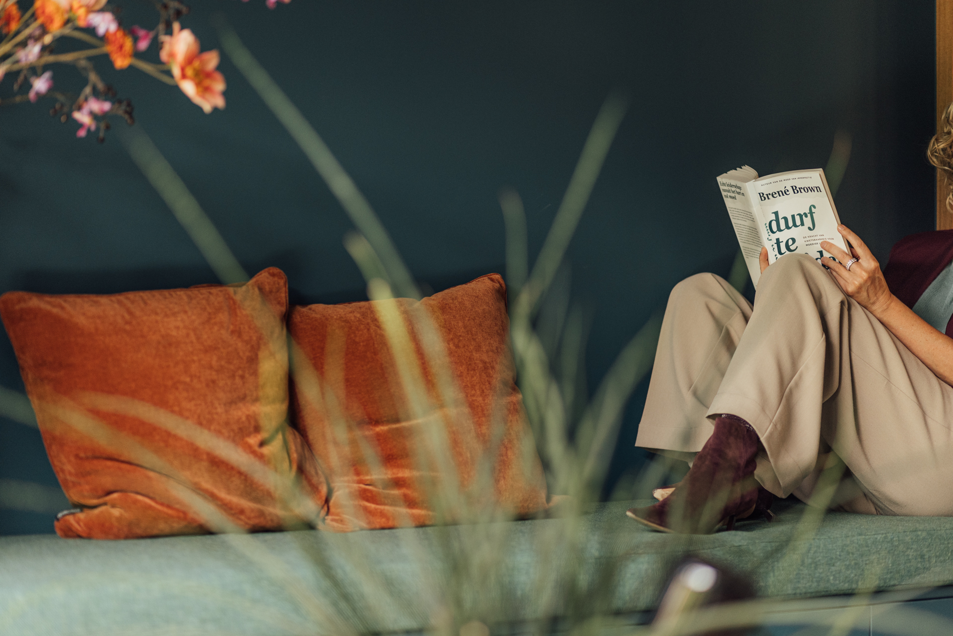 Ann leest een boek op de zetel