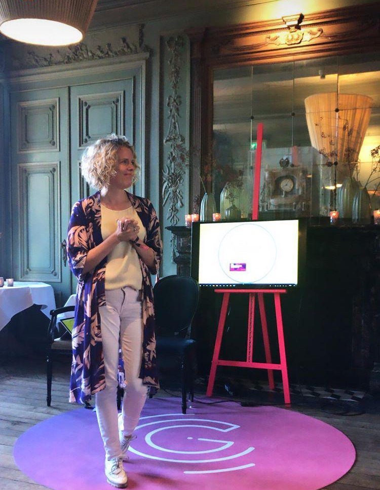 Ann Verlinden geeft een presentatie voor een groep
