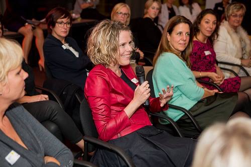 Ann Verlinden stelt een vraag met de micro tijdens een sessie