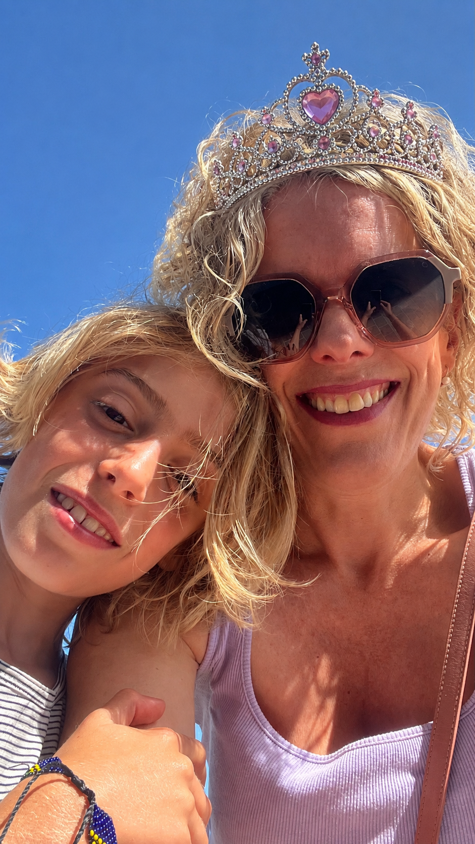 Ann Verlinden met prinsessenkroon uit de Inspiratiezine Mama, ge zijt geen prinsesje meer